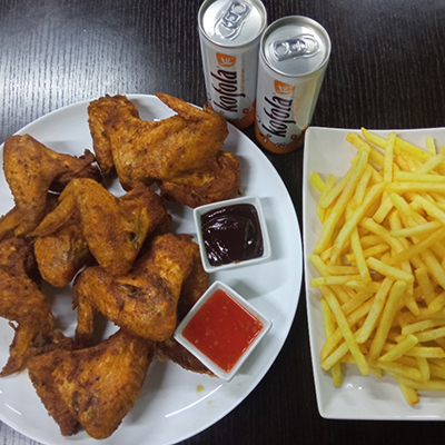 352. Italian Wings Dúe 1kg Marinované kuřecí křídla + Švestková omáčka+BBQ omáčka+2x hranolky+2xkofola 0.25l